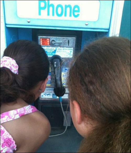 vanessa and jada at the pay phone
